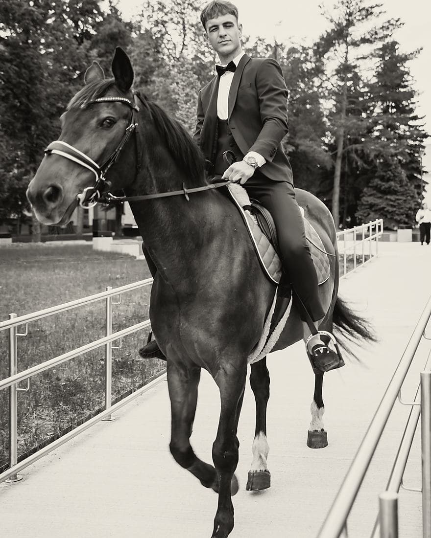 An arrival on horseback